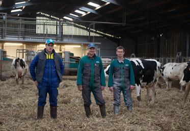 Nicolas et Sébastien Carouge (à droite et au centre) avec Thomas, apprenti au Gaec Lardé Carouge. 