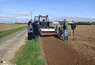 Les bords de champs et les cultures voisines sont «connectés» affirment les techniciens en la matière. La conservation des lisières est un atout en termes de biodiversité. 