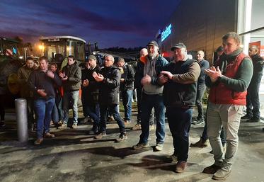 À Péronne, le 1er février, sur le parking de l’hypermarché Leclerc pour l’annonce officielle de la fin des manifestations après un échange avec les responsables  de l’enseigne sur l’application des lois Egalim. 