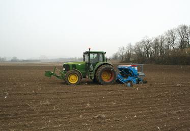 Un pois robuste débute par une densité de semis sans excès. Il est important de respecter les densités de semis selon les sols. 