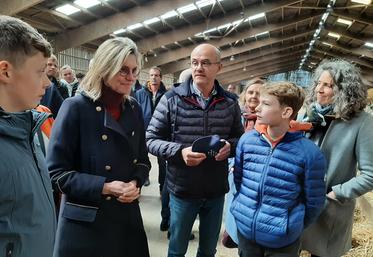 En visite à l’EARL des enclos, la ministre Pannier-Runacher a assuré que «quand on met en place des réglementations,  ce n’est pas pour le plaisir mais parce qu’il y a urgence à répondre au dérèglement climatique». 