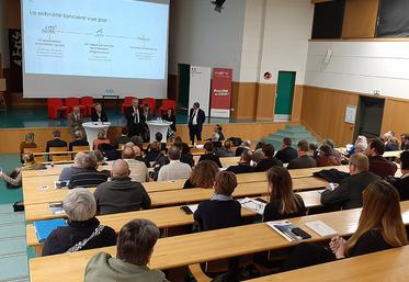 En organisant la semaine dernière des assises départementales sur le foncier  et la sobriété, le préfet de la Somme Rollon Mouchel-Blaisot a souhaité partager un signal fort : « L’agriculture ne doit plus être la variable d’ajustement  du développement des autres secteurs d’activité.»