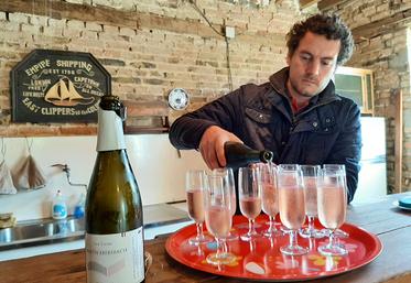 Élaboré et servi par Martin Ebersbach, le vin de la Ferme des Vœux est blanc (rosé) pétillant, élaboré selon une méthode champenoise. 