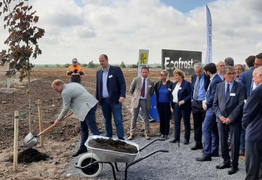 Un arbre plutôt qu’un muret de parpaings pour symboliser la première pierre témoigne de la volonté d’Ecofrost de faire  de son usine de Péronne un modèle en matière de développement durable. 