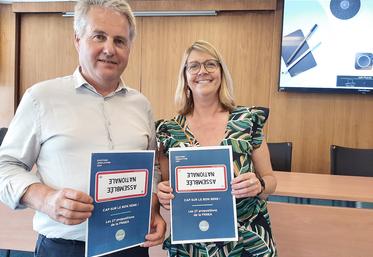 Denis Bully, président de la FDSEA de la Somme, et Carine Bouvet, secrétaire générale, avec les vingt-sept mesures attendues par la FNSEA. 