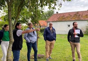 Le maire de Millencourt-en-Ponthieu écoute attentivement les nombreux conseils du jurys pour s’améliorer. 