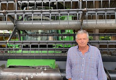 En attendant le beau temps, Luc Vermersch, fait la révision de sa moissonneuse-batteuse. 