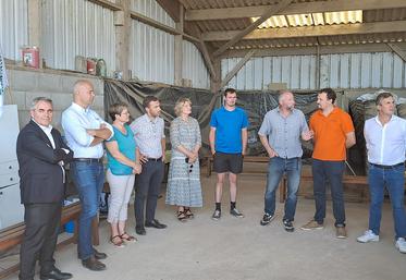 Xavier Bertrand, président de la Région Hauts-de-France, Arnaud Rousseau, président de la FNSEA, Fabienne Cuvelier, président de la communauté de communes de Picardie verte, Julien Dive, député de l’Aisne, Marie-Sophie Lesne, vice-présidente de la Région, Julien Degry, agriculteur à Mureaumont, Régis Desrumaux, président FDSEA 60, Matthieu Carpentier, président JA 60, et Hervé Ancellin, président de Chambre.