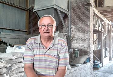 Grainetier, éleveur de volailles, fabricant d’aliments pour basse-cour et chevaux, distributeur de petit matériel pour l’élevage… Francis Mourier est multi-casquettes. 