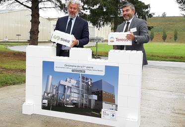 Yves Rannou (Suez) et Olivier Leducq (Tereos) posant la première pierre d’une future chaufferie alimentée par des combustibles solides de récupération (CSR) à Neuvillette, à deux pas seulement de la distillerie-sucrerie d’Origny-Sainte-Benoîte.