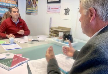 Les représentants de la FDSEA et des JA de la Somme se mobilisent pour défendre leur proposition de loi.  Ici, à la permanence du député François Ruffin. 