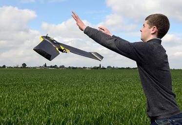 La première génération, le drone Ebee à ailes fixes : une caméra à résolution moyenne (16 mégapixels en RGB), ne pouvant pas voler en dessous de 50 m  d’altitude. Prix de 15 000 € en 2014, peu de marque de drone disponible  en concurrence.