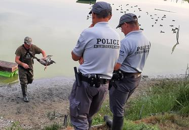 Selon la commission sénatoriale, il est «impératif que le lien entre l’OFB et le monde de la chasse cesse de se distendre», depuis la création de l’établissement en 2020, en passant davantage de temps sur le terrain. 