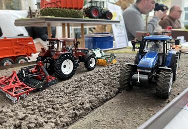 Des dioramas mettent en scène les chantiers agricoles miniatures avec le plus de réalisme possible.