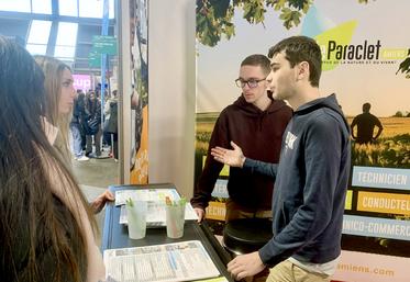 «Nos filières sont pourvoyeuses d’emploi», assurent les représentants des filières agricoles, agroalimentaires et environnementales. Ici Jules et Tanguy présentent leur BTS Gemeau qu’ils effectuent au Paraclet. 