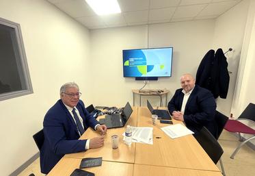 Hervé Vandierendonck et Jean-Baptiste Daire de la Caisse régionale Crédit agricole Brie Picardie présentent la déclinaison concrète des mesures bancaires annoncées par la ministre Annie Génevard.