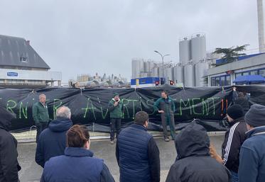 Dernier avertissement des producteurs devant l'usine Danone de Ferrières-en-Bray. 