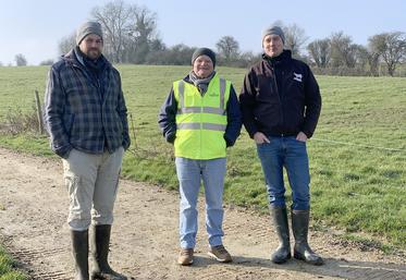 Marius Fréville (ici avec Francis Pelletier d’Ecovégétal, et Rémy Pigneaux, d’Agro fourrages) a mis quelques jours pour aménager le chemin, aidé de son père. 