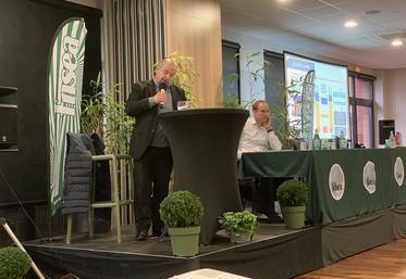 Eddy Feijen, président d’Eurolysine (à g.) et Thomas Lemaitre, directeur du service stratégie  et développement du Groupe Avril, répondaient aux questions des agriculteurs samariens. 