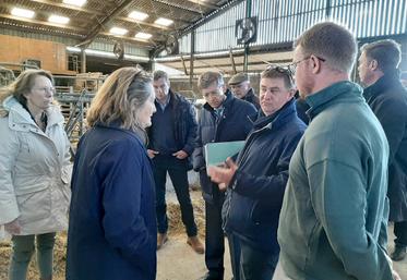 Après une visite d’entreprise à Bernaville, la porte-parole du gouvernement, Sophie Primas s’est rendue dans la matinée du 14 avril chez Antoine et Ingrid Septier,  agriculteurs à Maizicourt, où les sujets abordés ont été nombreux. 