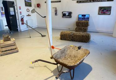 Dans les objets insolites, Louis Leroux, a créé la brouette de route. Cette dernière est équipée de warning, de clignotants  et d’un rétroviseur. 