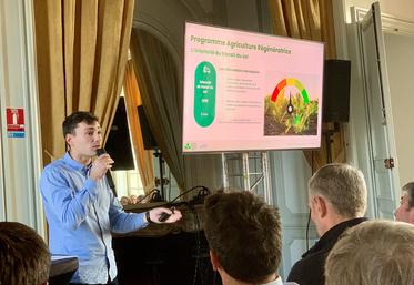 «Nous travaillons sur la couverture des sols, la diversité des plantes cultivées, la biomasse des couverts et l’intensité de travail  du sol. Les émissions gaz à effet de serre en découlent», explique Ughau Debreu, en charge de la durabilité chez Saint Louis Sucre. 