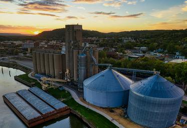 retraité caché dans silo à grains