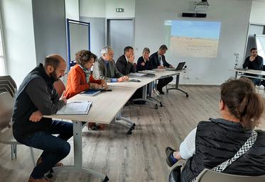 Une présentation des services de l’État chargés de réaliser des contrôles administratifs de l’activité agricole s’est tenue dans la cour de la ferme du Lycée du Paraclet avant une séquence de restitution du bilan des contrôles réalisés en 2024. 