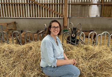 Marion Coulombel est installée sur une ferme d’environ 25 hectares de pâtures, de fourrages et d’élevage. 