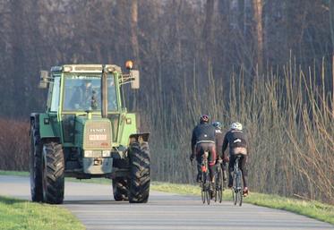 franchissement d'une ligne blanche sur la route derrière un tracteur