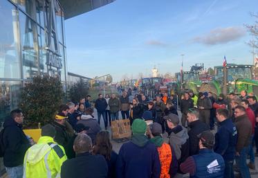agriculteurs devant une enseigne de grande distribution mobilisation FNSEA du 25 septembre