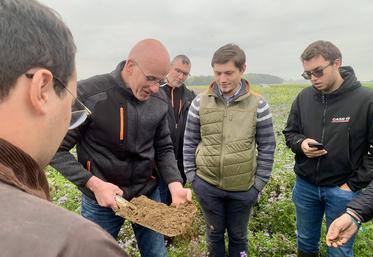 Pour le concours Apprenons collectifs, les étudiants du Paraclet ont choisis de mettre en avant les pratiques agroécologiques de Frédéric Richard  et Reynald Boucher, membres du groupe Dephy du Vimeu. 