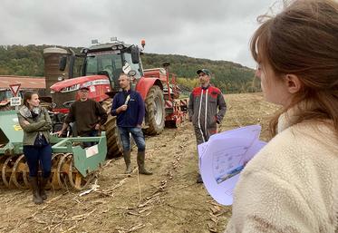 David et Olivier Bazin présentent aux étudiants de l’UPJV les leviers qu’ils mettent en place pour réduire leur utilisation de phytos. 