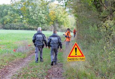 Contrôle de chasseurs lors d'une battue aux grands gibiers dans le département de l'Eure-et-Loir par l'OFB.