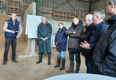 Le préfet de la Somme s’est rendu dans une exploitation laitière de l’Amiénois le 18 décembre pour préciser la stratégie de lutte contre la propagation de la DNC,  et rappelait le soutien de l’État à la filière élevage. 