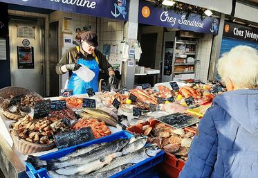 Sur le quai Gambetta, à Boulogne-sur-Mer, la poissonnerie Chez Sandrine  est la première à mettre en avant la marque «Hissez Hauts». 