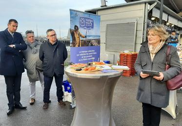La vice-présidente de la Région en charge de l’agriculture, de l’agroalimentaire et de la pêche, Marie-Sophie Lesne,  le 22 décembre, sur le port de Boulogne-sur-Mer au côté de représentants de la filière «pêche». 