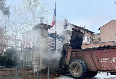 Les préfets du Tarn et du Tarn-et-Garonne ont annoncé le 31 décembre, qu’ils allaient déposer plainte contre la Coordination rurale et la Confédération paysanne après des dégradations commises lors de récentes mobilisations.