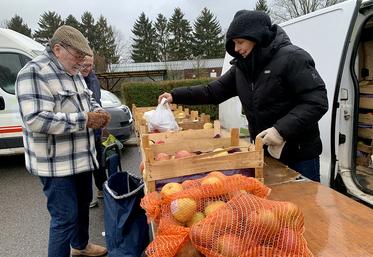 Jean-Claude vient au marché des produits de la ferme de Dury «pour les bons produits» et «pour le lien avec les marchands». 