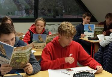 lecture du numéro spécial betteraves par les élèves de Terminale STAV du lycée Sainte-Marie d'Aire-sur-la-lys