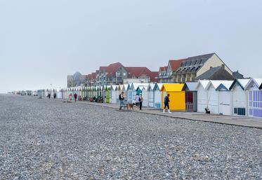 Prochainement, 30 000 tonnes de galets seront rechargées sur un total de 100 000 nécessaires et un enrochement est prévu afin de stabiliser la digue. 