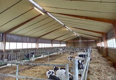 La ventilation naturelle fonctionne grâce à des ouvertures donnant directement sur l’extérieur (bardage brise-vent, faîtière…). 