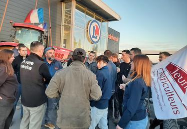 Échange lundi soir entre les agriculteurs et la direction de l’enseigne Leclerc  de Péronne, avant une visite dans les rayons pour identifier des productions  étrangères qui ne respectent pas les mêmes normes qu’en France. 