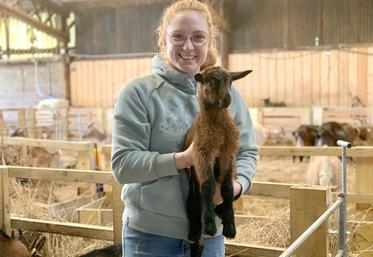 Chloé Noiret a déjà fait naître trente chevreaux cette année. 