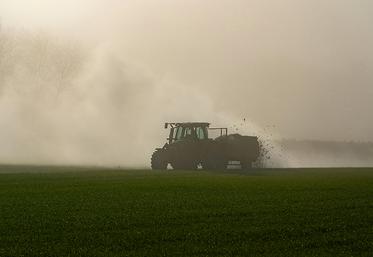Mieux vaut éviter d’épandre le fumier un jour de vent, car la bactérie volatile  est excrétée dans les bouses. 