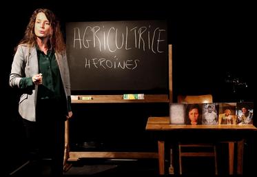 Anne-Cécile Richard joue le rôle d’une conférencière, dont l’intervention dévie sur son histoire personnelle et celles de ces aïeules. Cinq générations d’agricultrices. 