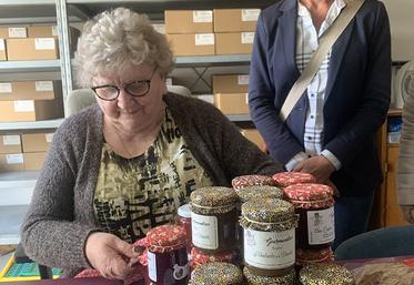 Dernière étape : poser le couvre-pot en tissu. Celle-ci est toujours réalisée par Marie-Paule. 