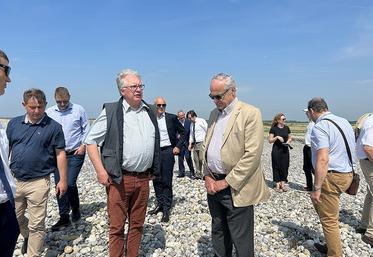 Sur place, plusieurs acteurs du littoral picard étaient réunis : le préfet de la Somme, le Syndicat mixte de la baie de Somme, le Parc naturel marin et les maires des communes alentour. 