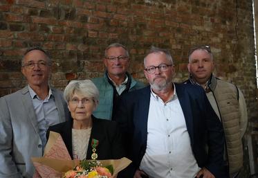De gauche à droite : Jean Gosset, ancien président, François Pouchou, ancienne directrice,  Jean-François Potel, ancien président, Thierry Vroman, directeur, et Arnaud Vanhoutte, président.