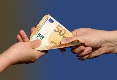 Au-delà de 1 500 €, vous devez déclarer le montant du prêt au fisc en remplissant un imprimé spécifique n°2062.